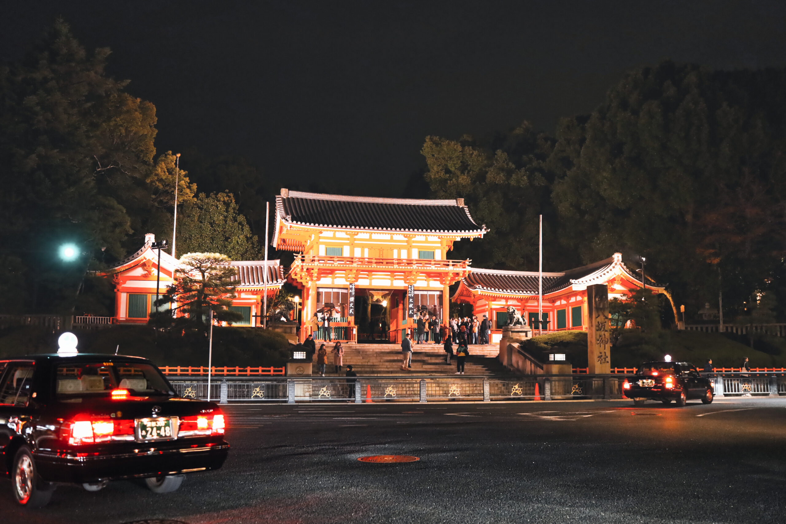 Ingresso del Santuario di Yasaka, di notte
